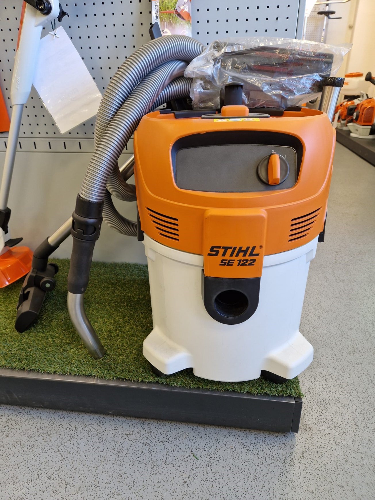 Stihl SE 122 Wet & Dry Vacuum Cleaner Balmers GM Ltd